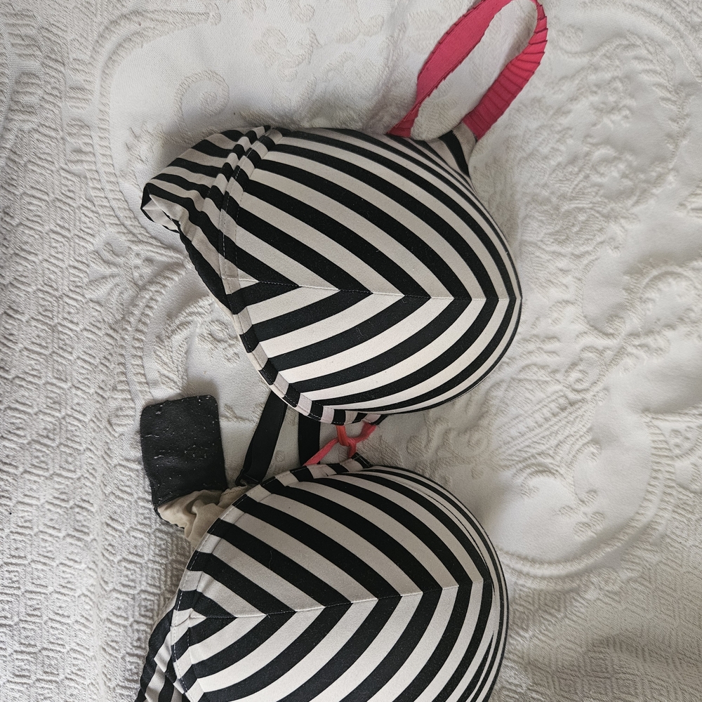 38 D Bombshell by Victoria Sec